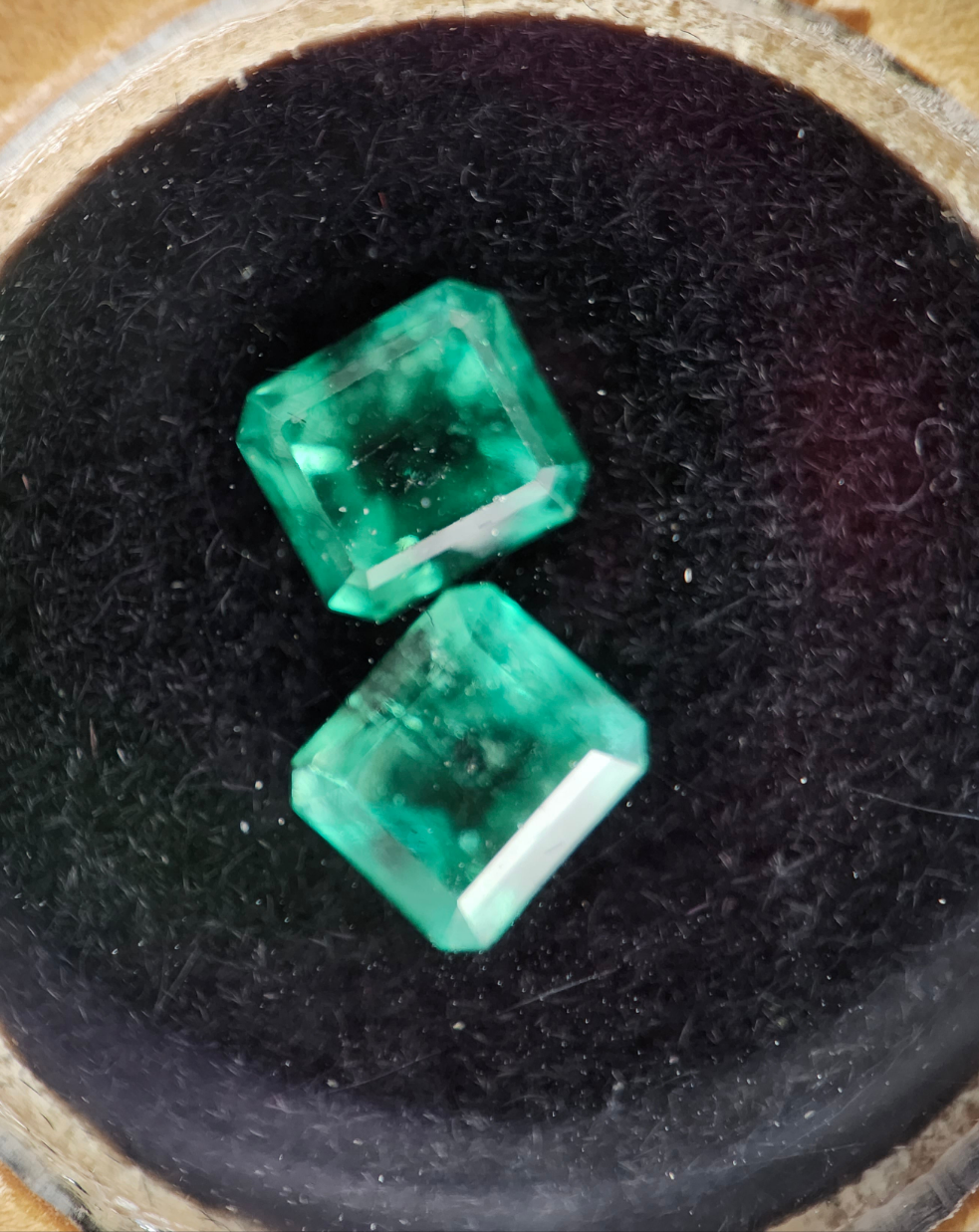 Émeraudes naturelles (1,91 ct)  - lot de 2 pierres - Certifiées Gemological Research Association