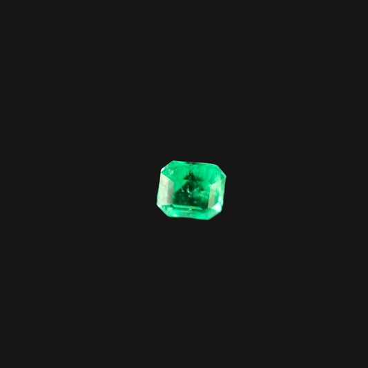 Émeraude naturelle 0,54 ct – brillance et couleur verte détaillées – Zoom avant  incline - Certifiée Mine de Chivor Colombie – Conquer’or