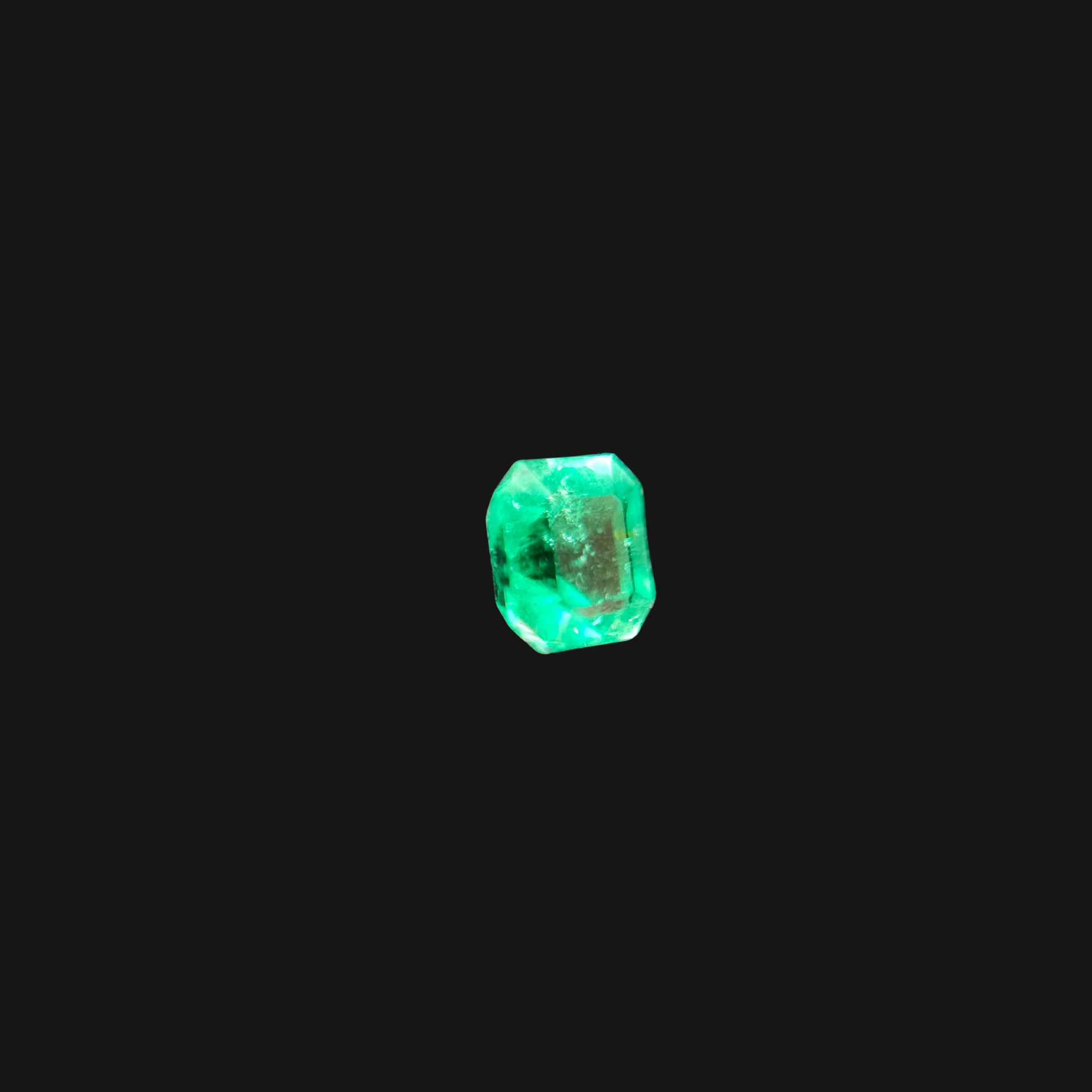 Émeraude naturelle 0,54 ct – brillance et couleur verte détaillées – Zoom cote - Certifiée Mine de Chivor Colombie – Conquer’or