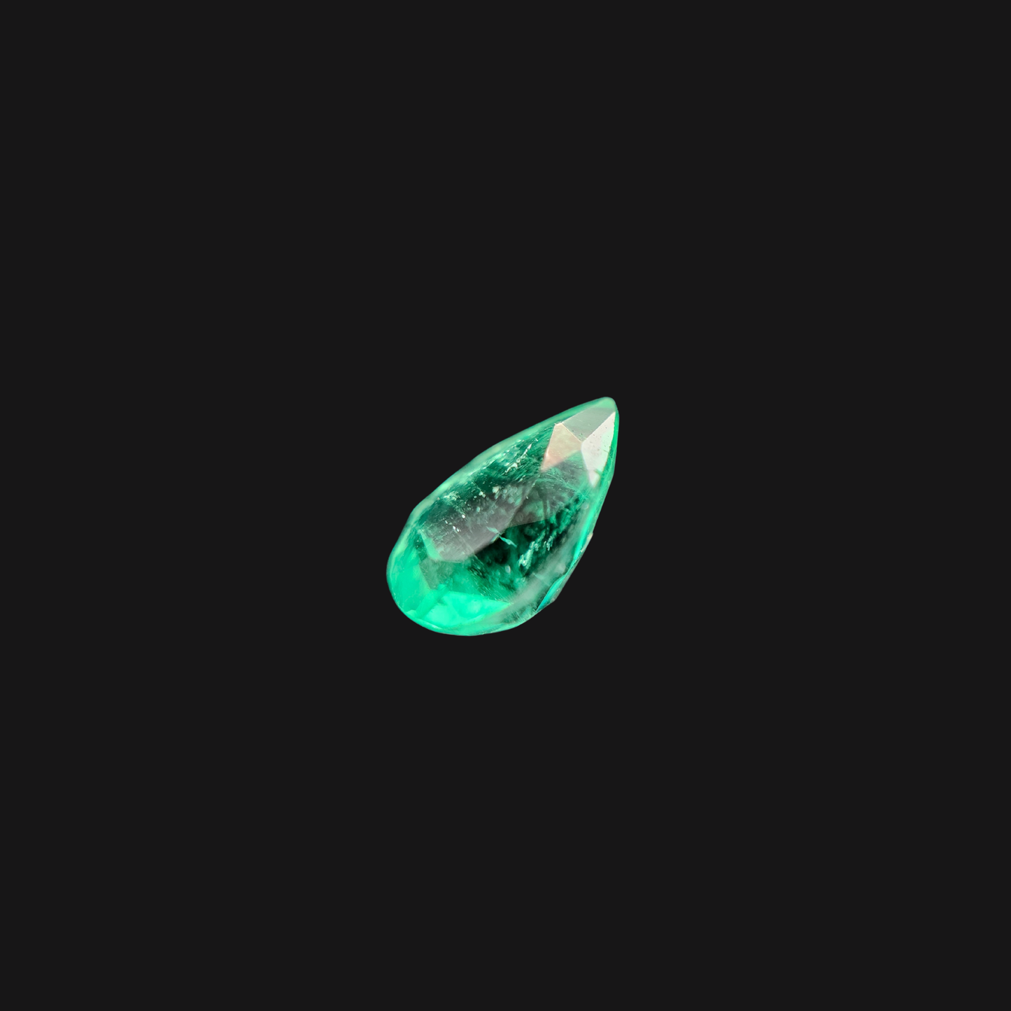 Émeraude naturelle 0,86 ct – vue incline zoom – Certifiée Mine de Chivor Colombie – Conquer’or