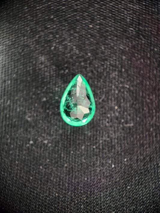 Émeraude Naturelle (0,86 ct) – Certifiée Mine de Chivor (Colombie)
