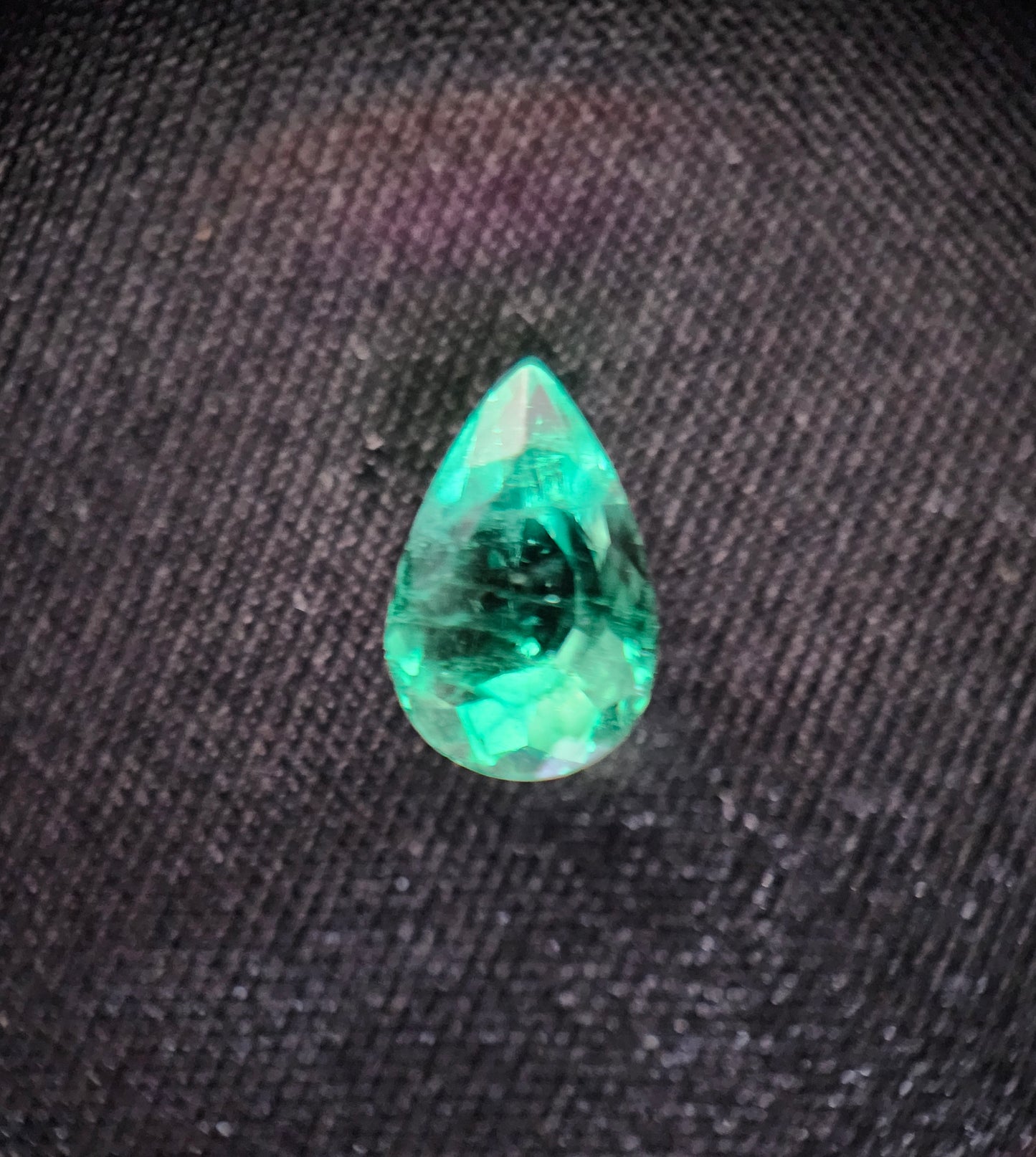 Émeraude Naturelle (0,86 ct) – Certifiée Mine de Chivor (Colombie)