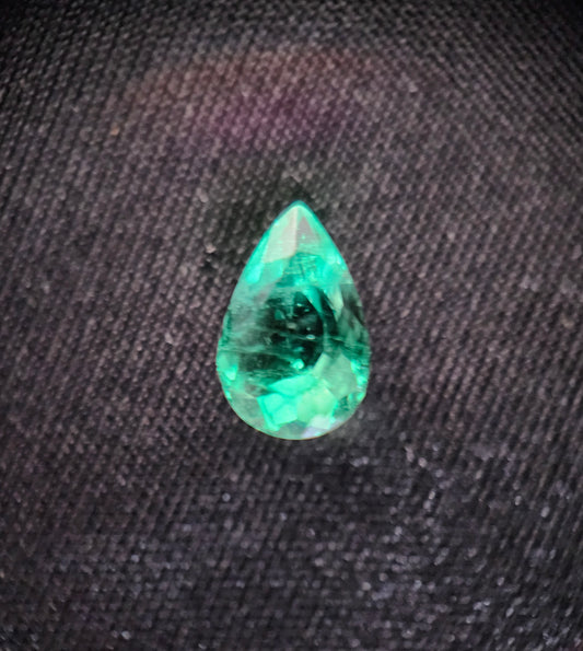 Émeraude Naturelle (0,86 ct) – Certifiée Mine de Chivor (Colombie)