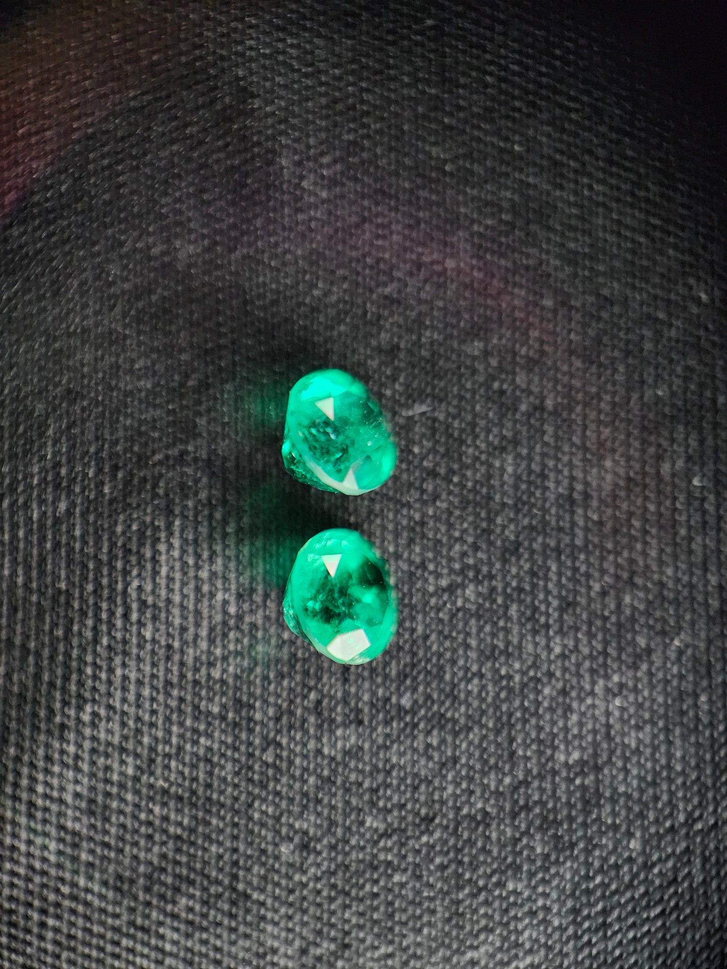 Émeraudes Naturelles (0,69 ct) - lot de 2 pierres – Certifiées Mine de Muzo (Colombie)