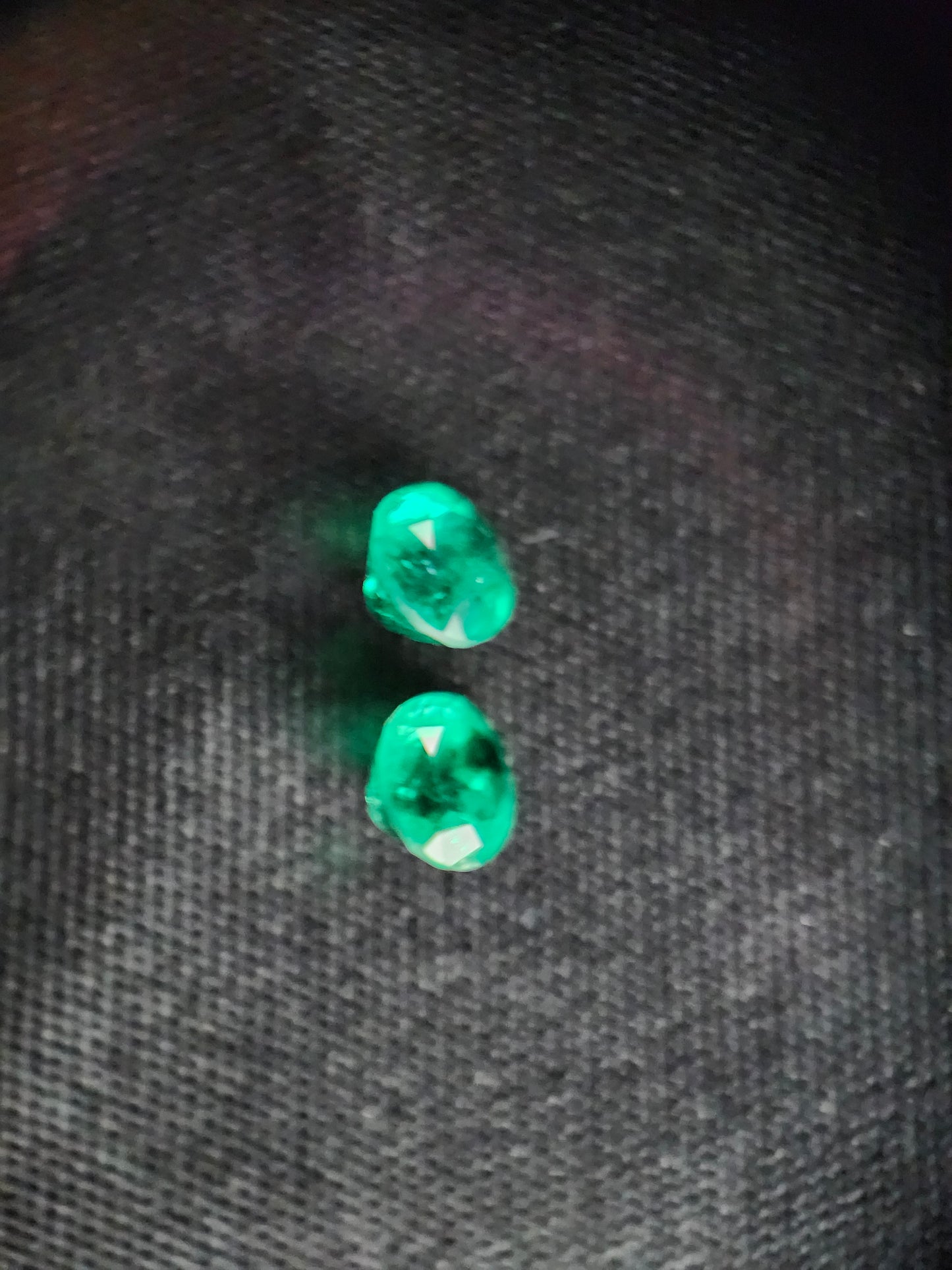 Émeraudes Naturelles (0,69 ct) - lot de 2 pierres – Certifiées Mine de Muzo (Colombie)