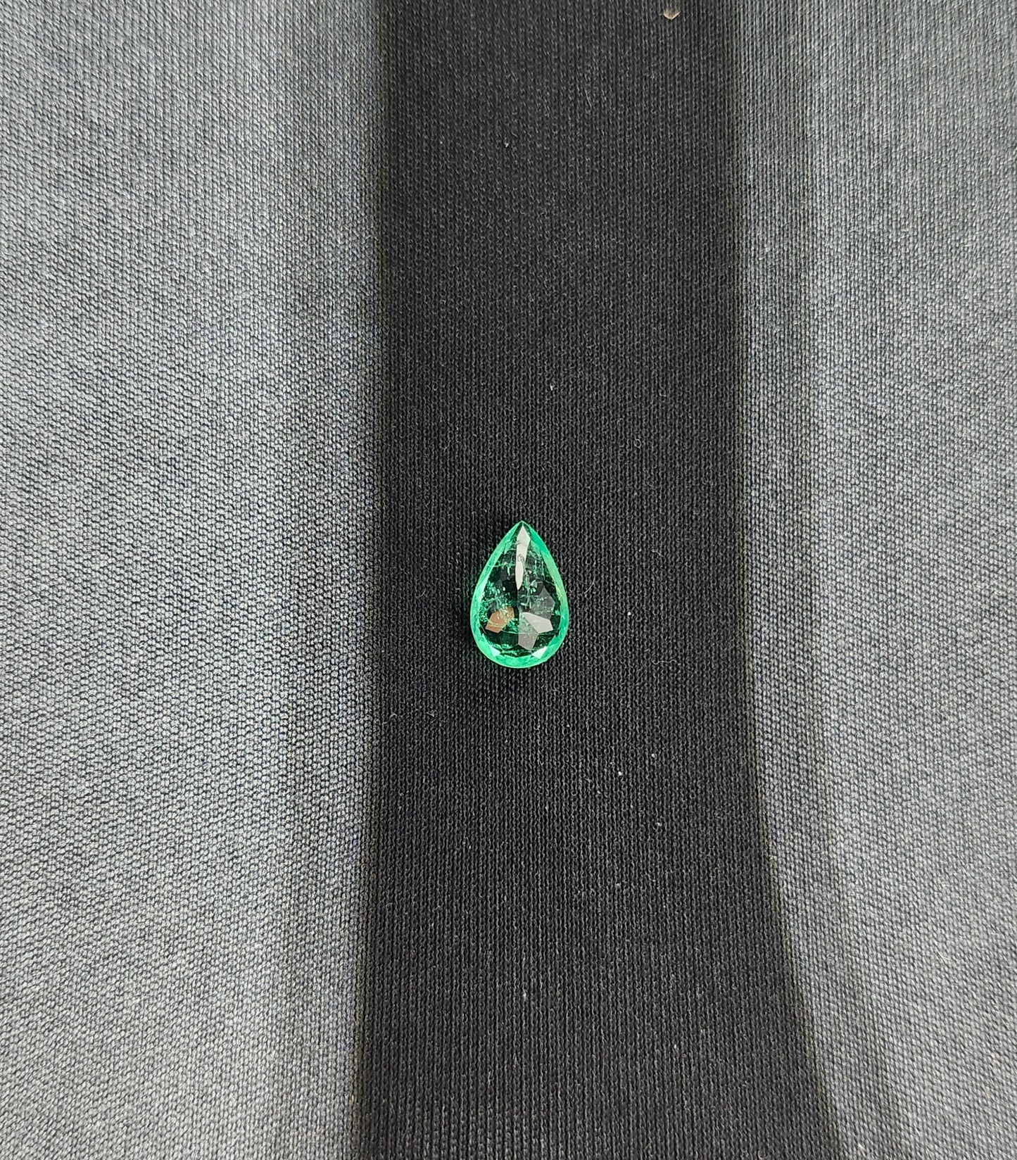 Émeraude Naturelle (0,86 ct) – Certifiée Mine de Chivor (Colombie)