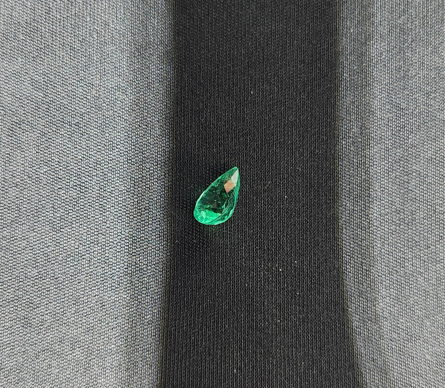 Émeraude Naturelle (0,86 ct) – Certifiée Mine de Chivor (Colombie)