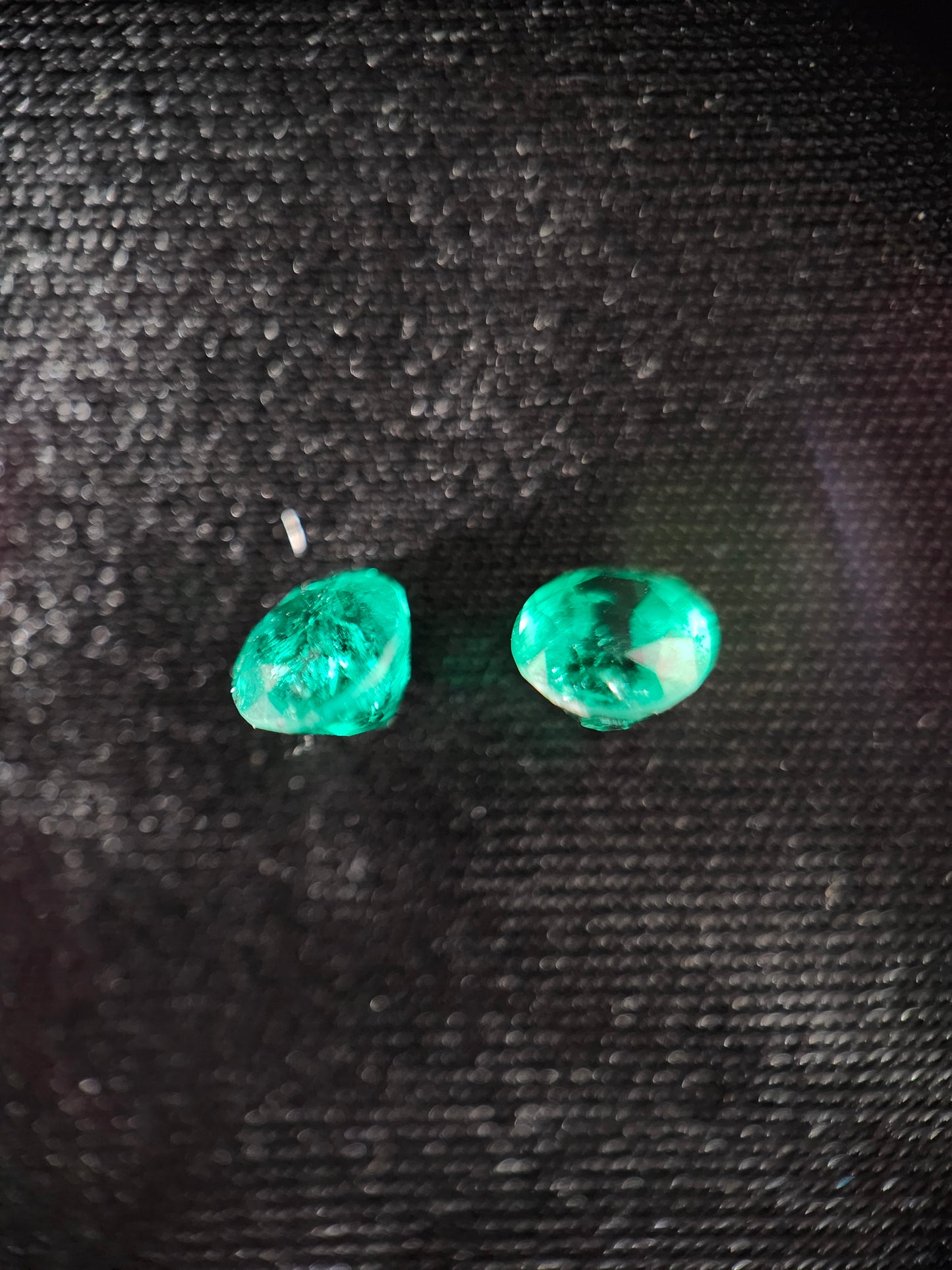 Émeraudes Naturelles (0,69 ct) - lot de 2 pierres – Certifiées Mine de Muzo (Colombie)