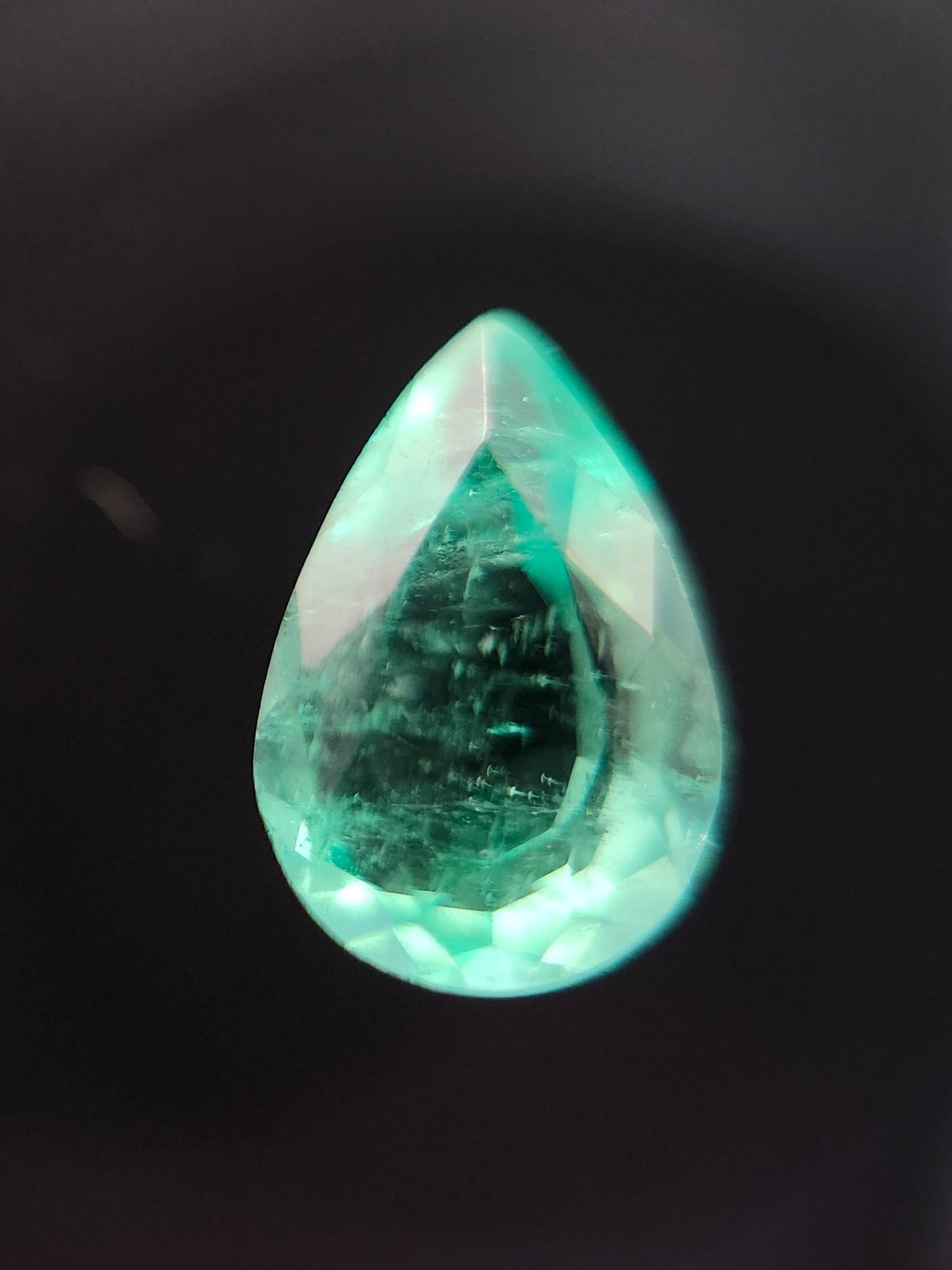 Émeraude Naturelle (0,86 ct) – Certifiée Mine de Chivor (Colombie)