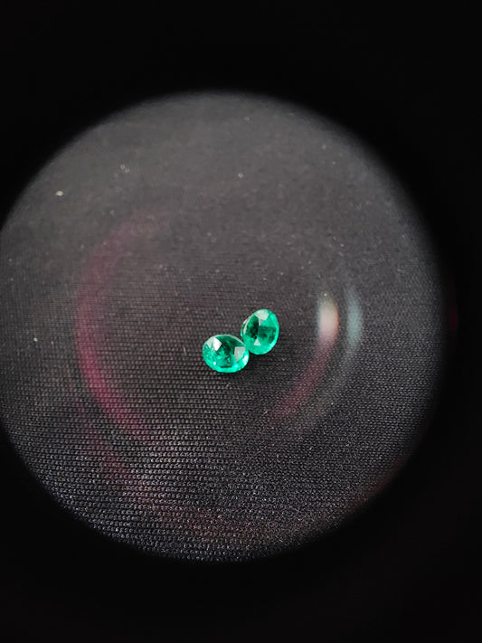 Émeraudes Naturelles (0,69 ct) - lot de 2 pierres – Certifiées Mine de Muzo (Colombie)