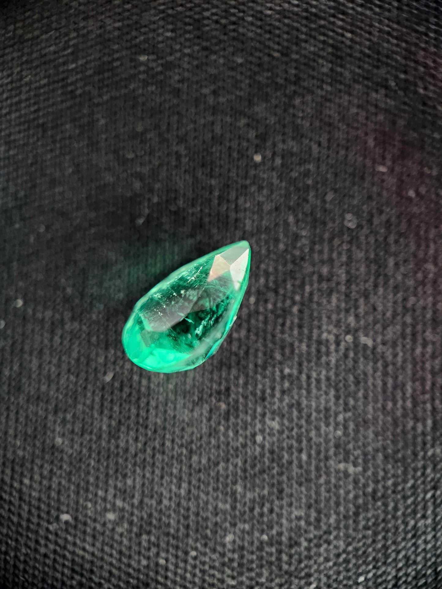 Émeraude Naturelle (0,86 ct) – Certifiée Mine de Chivor (Colombie)