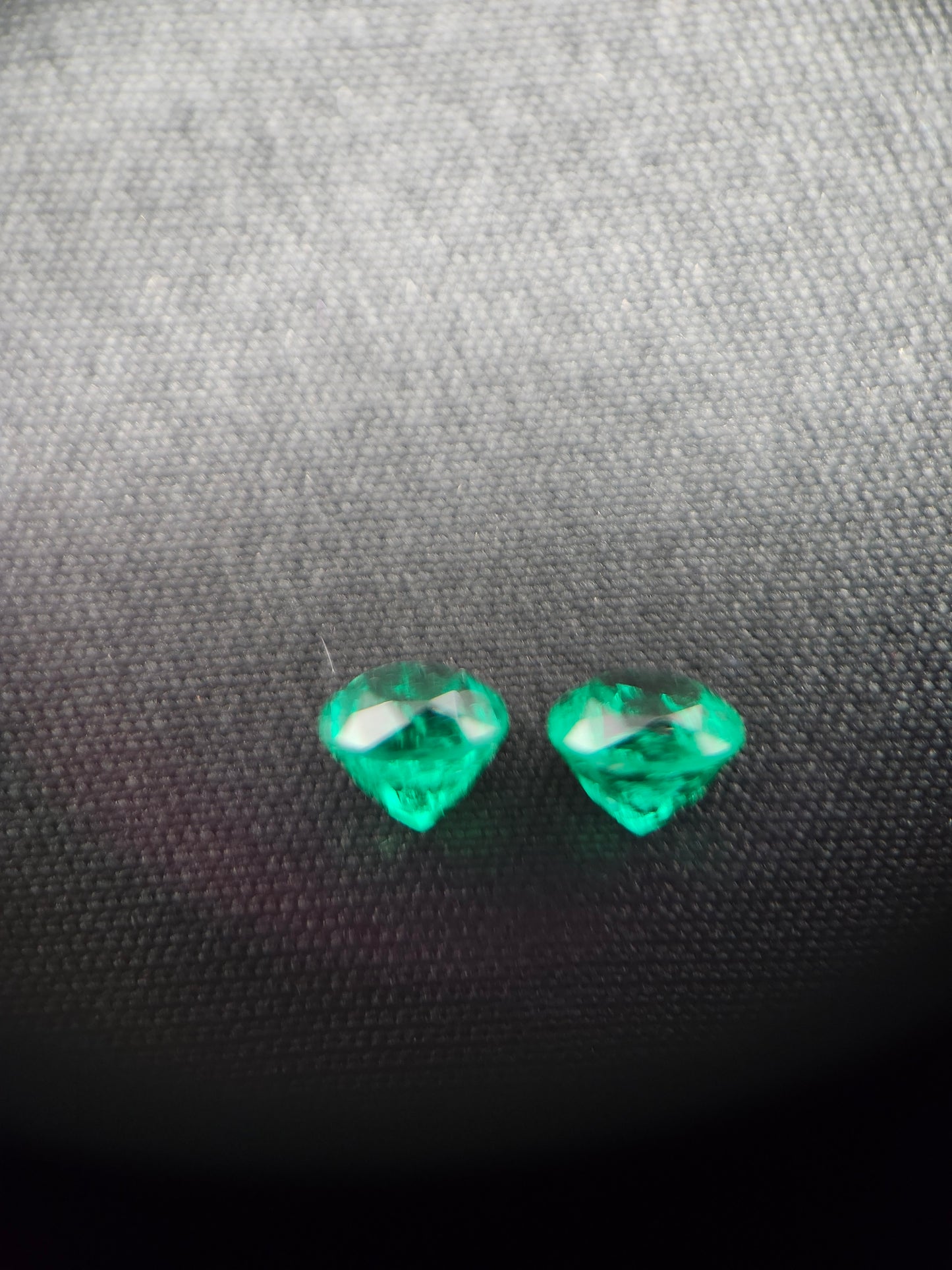 Émeraudes Naturelles (0,69 ct) - lot de 2 pierres – Certifiées Mine de Muzo (Colombie)